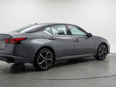 Used 2025 Nissan Altima 2.5 SR FWD image 9