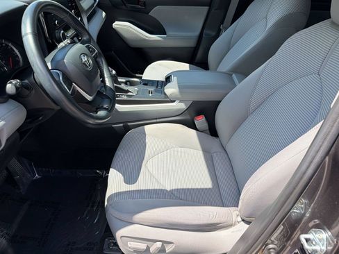 Used 2022 Toyota Highlander LE FWD image 5