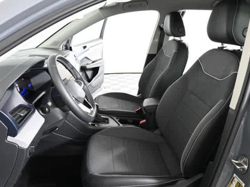 Used 2023 Volkswagen Taos SE FWD image 17