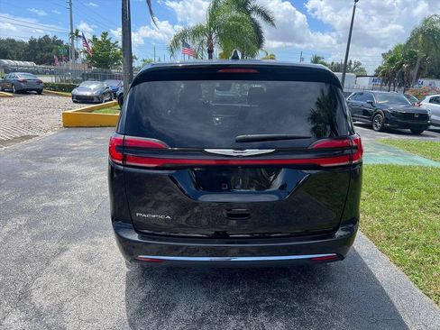 Used 2024 Chrysler Pacifica Touring-L FWD image 6