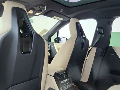 Used 2024 BMW iX xDrive50 w/ Premium Package image 31