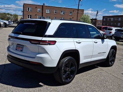 Used 2023 Jeep Grand Cherokee Altitude image 4