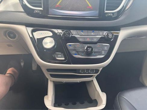 Used 2024 Chrysler Pacifica Touring-L FWD image 26