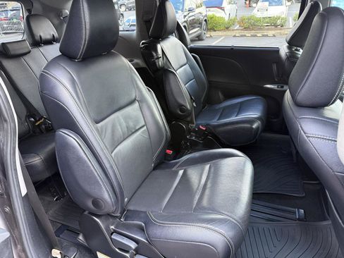 Used 2015 Toyota Sienna SE Premium FWD image 20