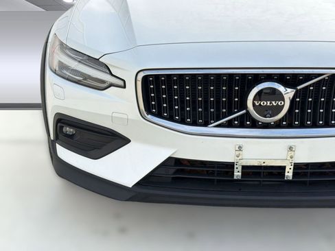 Certified 2024 Volvo V60 B5 Cross Country Ultimate image 11