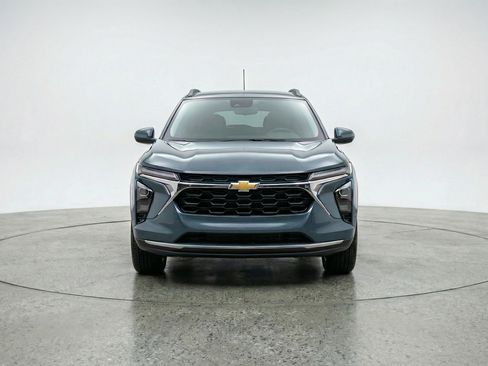 Used 2025 Chevrolet Trax LT w/ LT Convenience Package FWD image 2