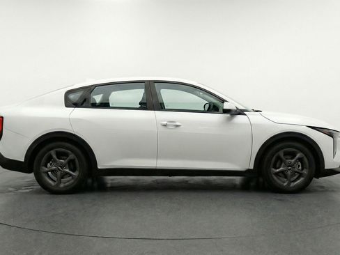 Used 2025 Kia K4 LXS image 11