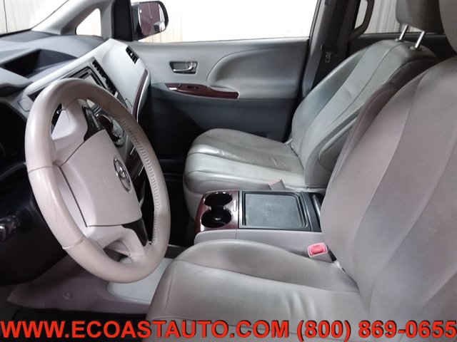 Used 2014 Toyota Sienna XLE w/ Entertainment Package FWD image 10