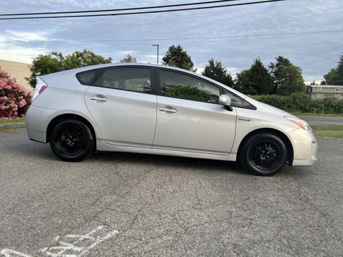 Used 2015 Toyota Prius Four FWD image 4