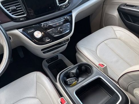 Used 2018 Chrysler Pacifica Limited image 24