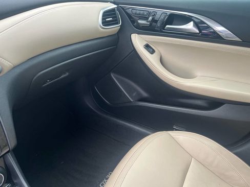 Used 2018 INFINITI QX30 Premium image 16