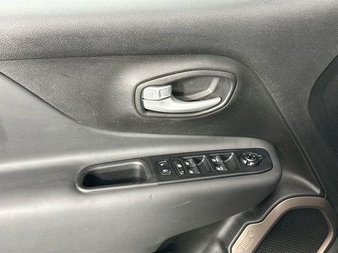 Used 2023 Jeep Renegade Latitude image 24