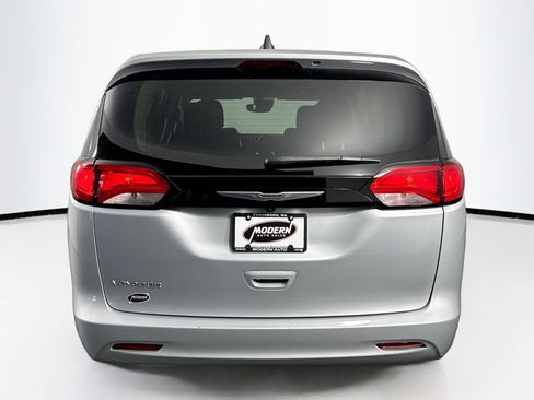 Used 2023 Chrysler Voyager LX image 10