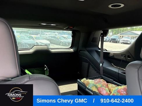 Used 2023 GMC Yukon SLT w/ SLT Luxury Package AWD/4WD image 11