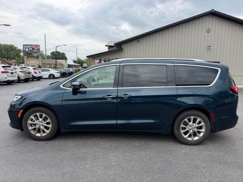 Used 2021 Chrysler Pacifica Touring-L w/ Uconnect Theater Family Group FWD image 2