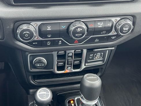 Used 2025 Jeep Gladiator Sport image 35