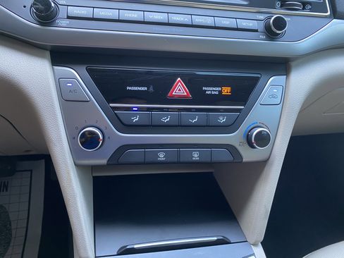 Used 2017 Hyundai Elantra SE FWD image 26