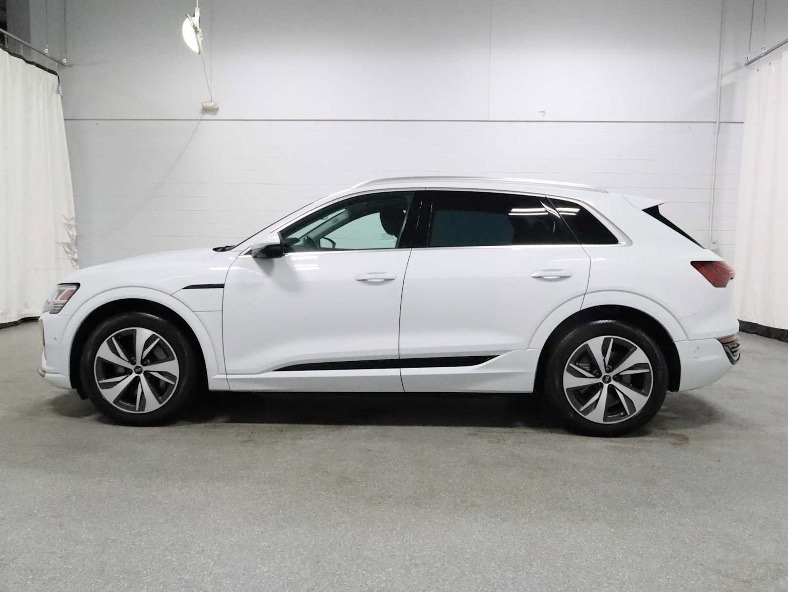 Used 2024 Audi Q8 e-tron Premium Plus AWD/4WD image 2