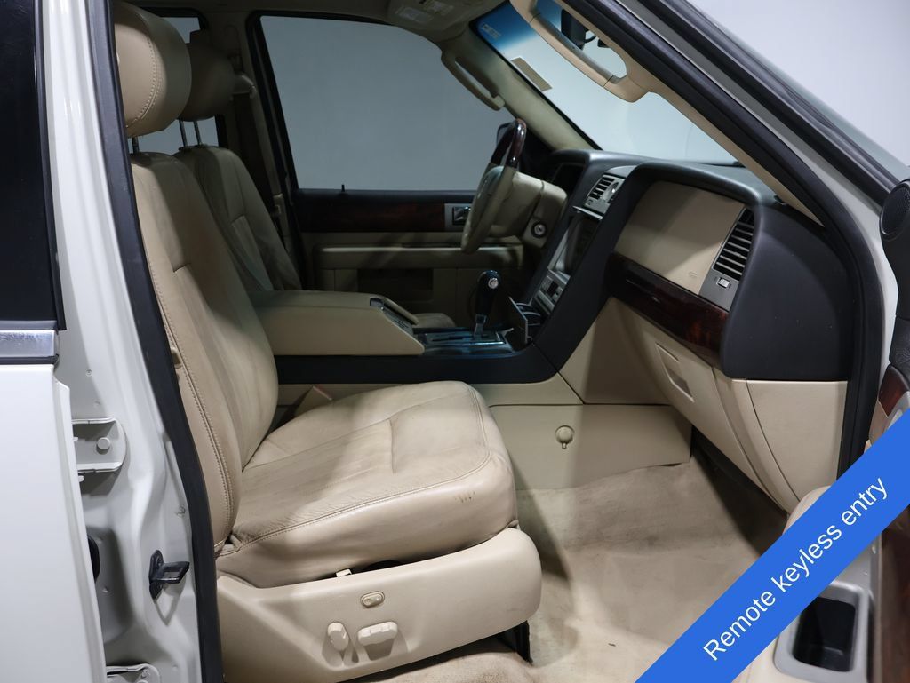 Used 2006 Lincoln Navigator Luxury AWD/4WD image 3