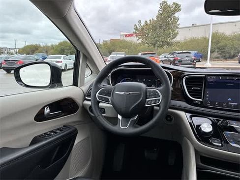 Used 2023 Chrysler Pacifica Limited image 25