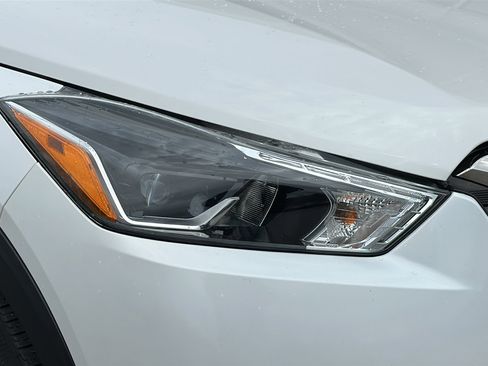 Used 2018 Nissan Kicks SR w/ Premium Package image 4