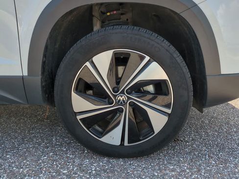 Used 2025 Volkswagen Taos SE AWD/4WD image 11