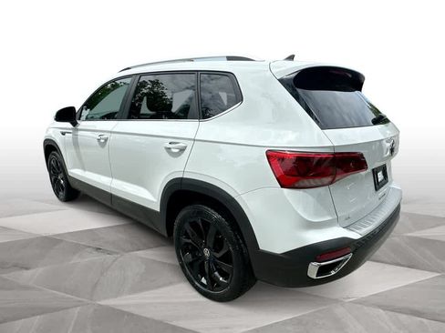 Used 2022 Volkswagen Taos SE w/ Panoramic Sunroof Package FWD image 6