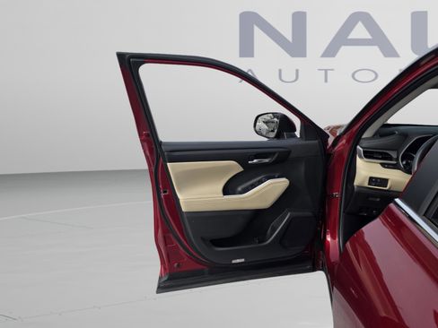 Used 2023 Toyota Highlander XLE FWD image 25