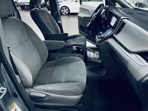Used 2017 Toyota Sienna LE FWD image 18