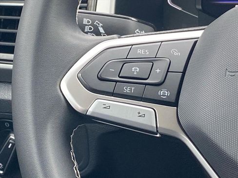 Certified 2022 Volkswagen Atlas SE image 4