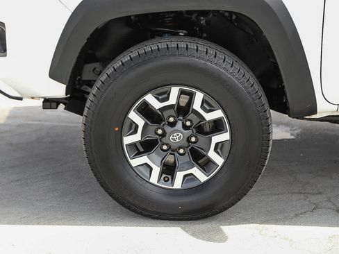 Used 2021 Toyota Tacoma TRD Off-Road w/ Technology Package AWD/4WD image 10
