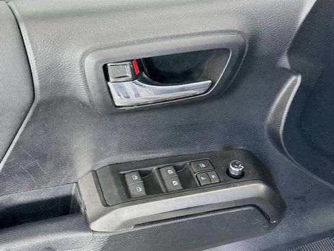 Used 2017 Toyota Tacoma TRD Off-Road AWD/4WD image 18
