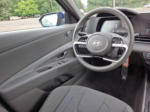 Used 2025 Hyundai Elantra SE FWD image 15