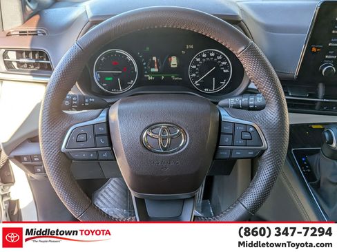 Used 2023 Toyota Sienna Platinum image 17