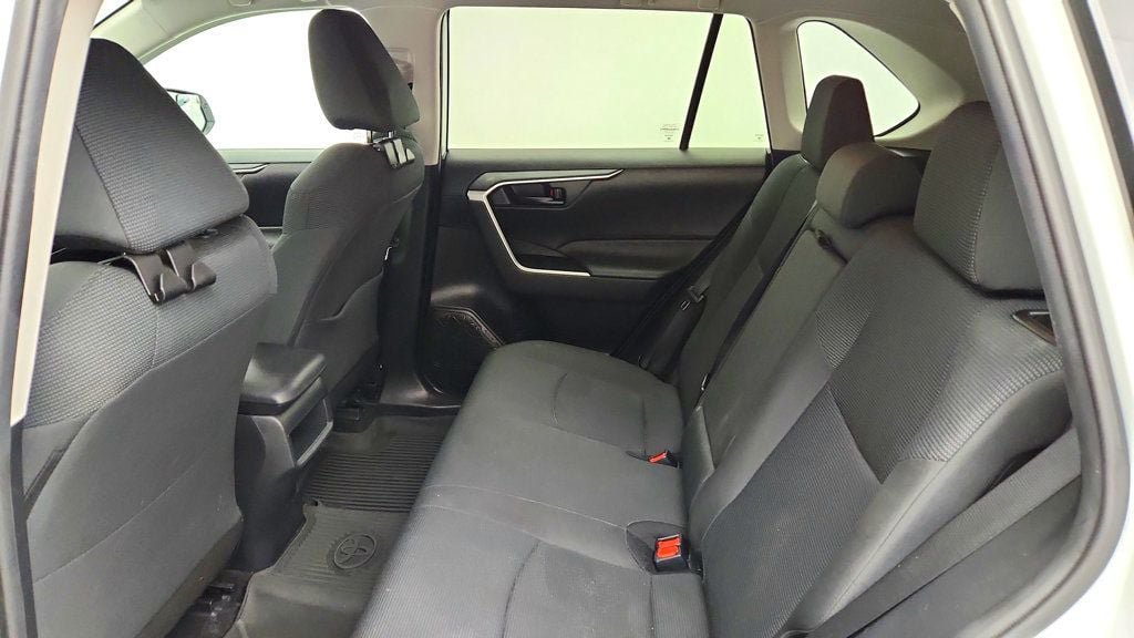 Used 2021 Toyota RAV4 LE AWD/4WD image 17