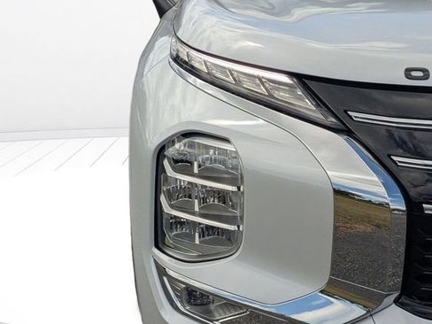 New 2026 Mitsubishi Outlander SE FWD image 9