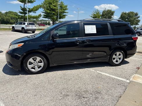Used 2017 Toyota Sienna LE FWD image 17