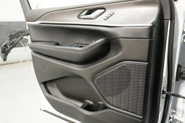 Used 2023 Jeep Grand Cherokee L Limited AWD/4WD image 19