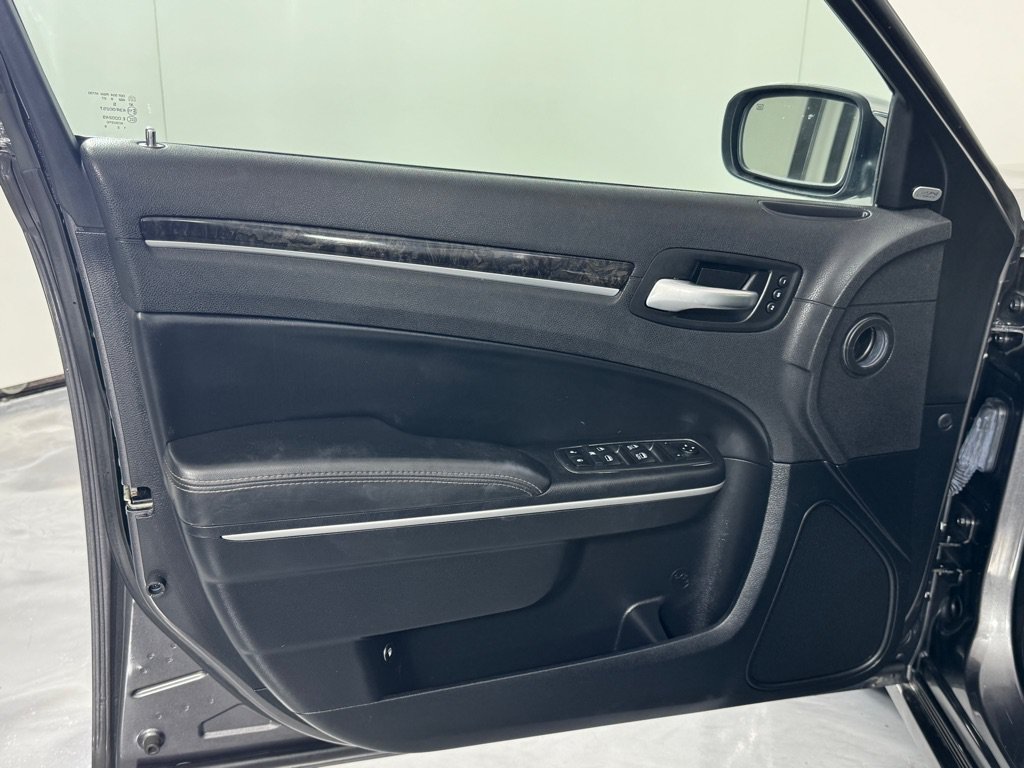 Used 2019 Chrysler 300 Limited AWD/4WD image 31