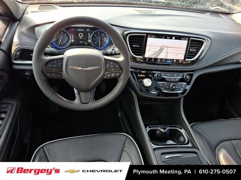 Used 2026 Chrysler Pacifica Limited w/ S Appearance Package FWD image 15