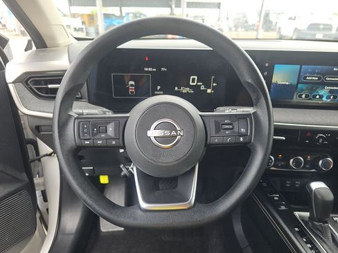 Used 2025 Nissan Kicks SV image 5