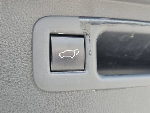 Used 2021 Toyota Highlander XLE AWD/4WD image 18