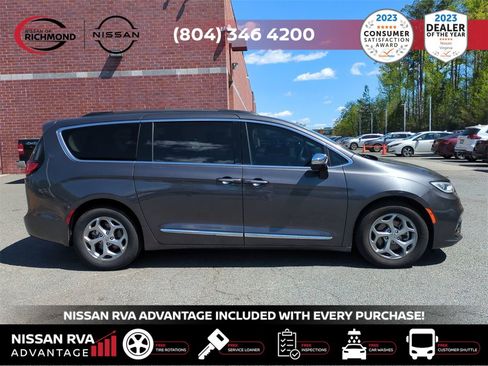 Used 2023 Chrysler Pacifica Limited image 4