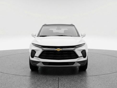 Used 2025 Chevrolet Blazer LT FWD image 2
