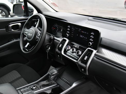 Used 2023 Kia Sorento LX image 39