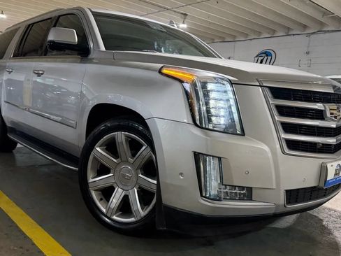 Used 2017 Cadillac Escalade ESV Luxury AWD/4WD image 5