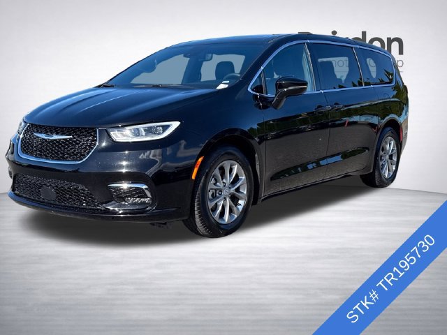 Used 2026 Chrysler Pacifica Limited FWD image 3