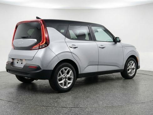 Used 2025 Kia Soul LX w/ LX Technology Package FWD image 9