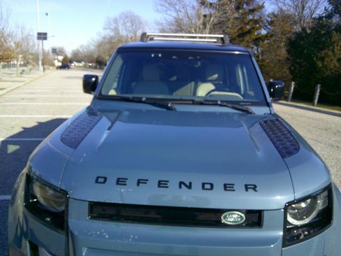 Used 2022 Land Rover Defender 110 SE image 10