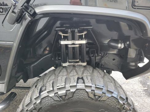 Used 2005 HUMMER H2 SUT w/ Preferred Equipment Group image 27